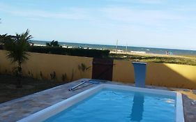 Cabo Frio, Piscina de frente pro Mar, Pé na areia